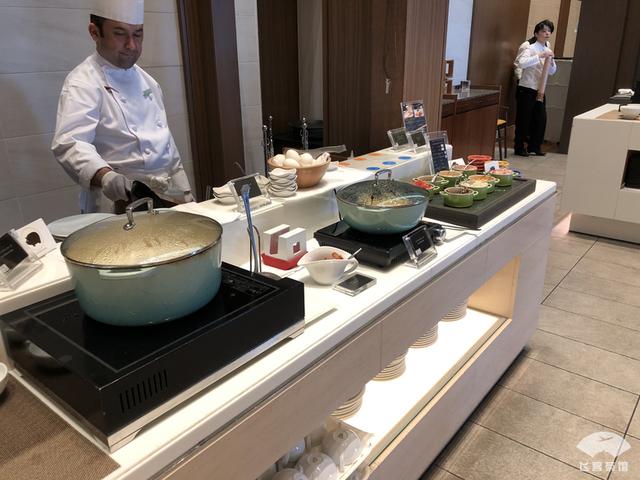 中国小伙入住日本最高的五星酒店,对比来看,这服务态度不得不服