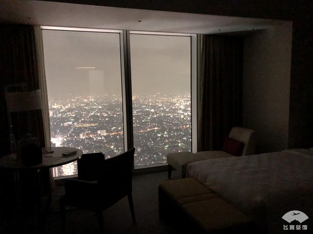 中国小伙入住日本最高的五星酒店,对比来看,这服务态度不得不服