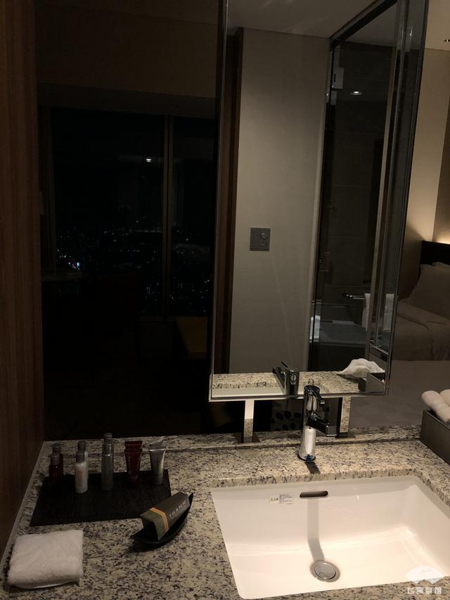 中国小伙入住日本最高的五星酒店,对比来看,这服务态度不得不服