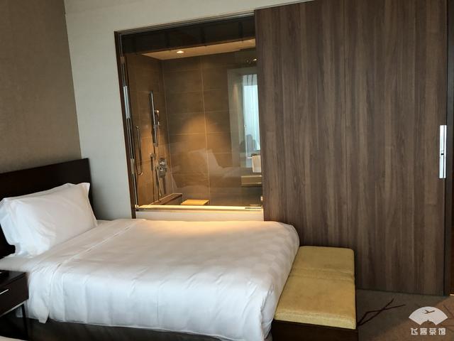 中国小伙入住日本最高的五星酒店,对比来看,这服务态度不得不服