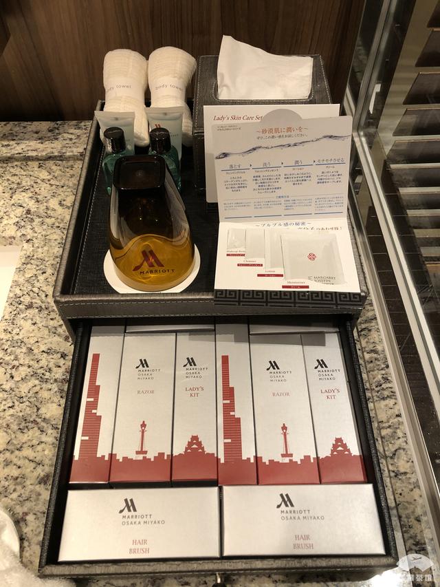 中国小伙入住日本最高的五星酒店,对比来看,这服务态度不得不服