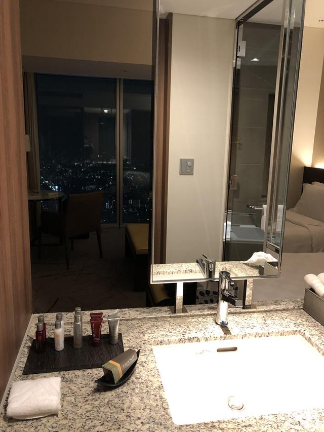 中国小伙入住日本最高的五星酒店,对比来看,这服务态度不得不服
