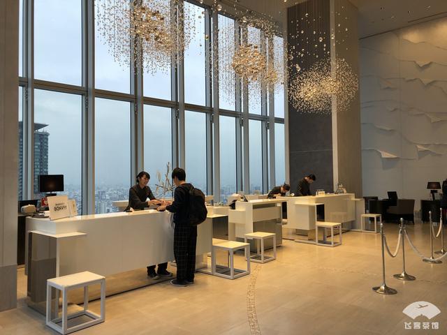 中国小伙入住日本最高的五星酒店,对比来看,这服务态度不得不服