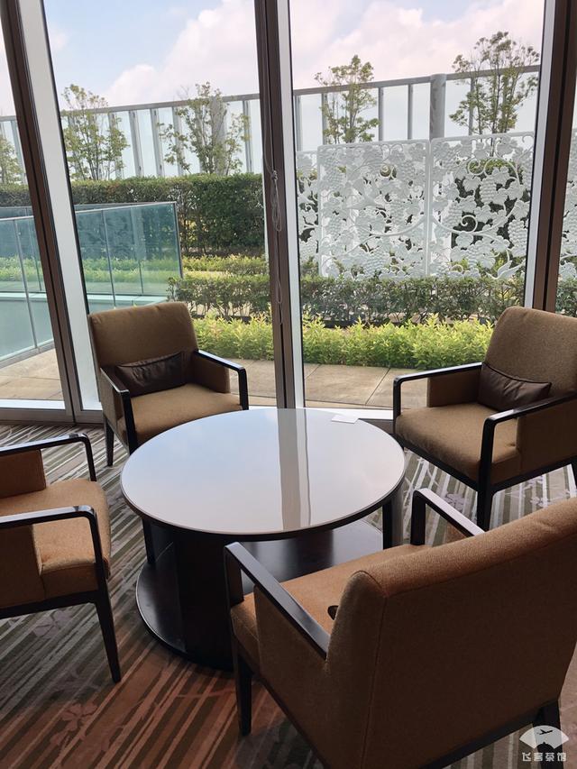 中国小伙入住日本最高的五星酒店,对比来看,这服务态度不得不服
