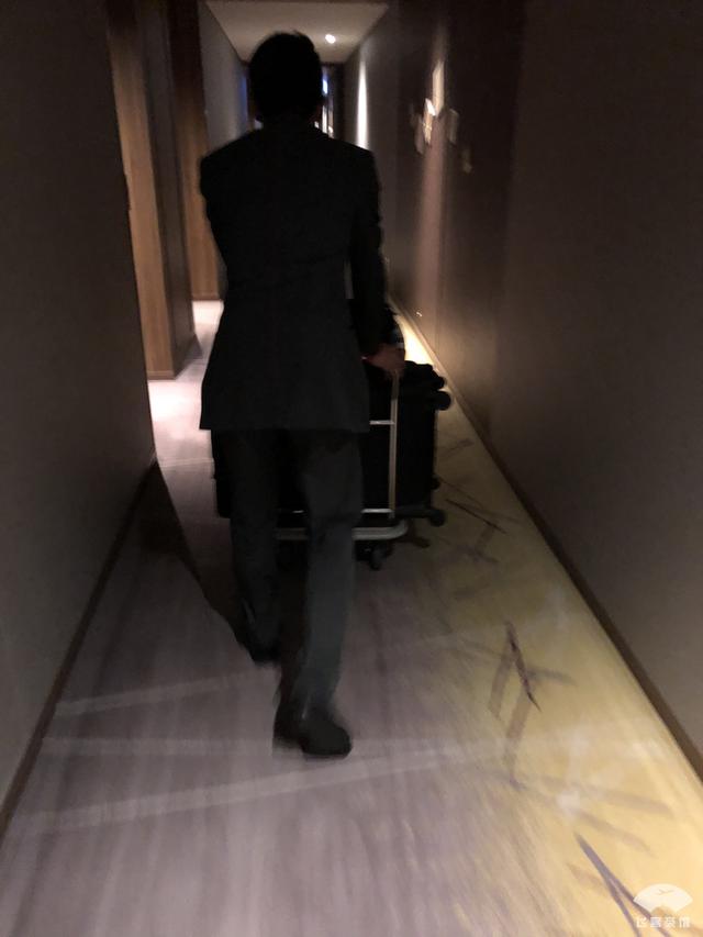 中国小伙入住日本最高的五星酒店,对比来看,这服务态度不得不服