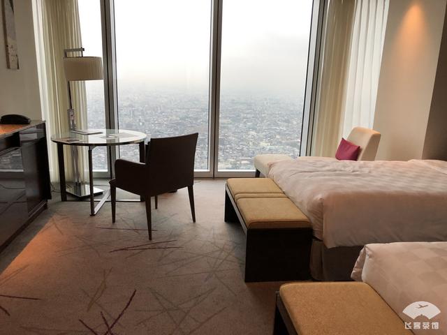 中国小伙入住日本最高的五星酒店,对比来看,这服务态度不得不服