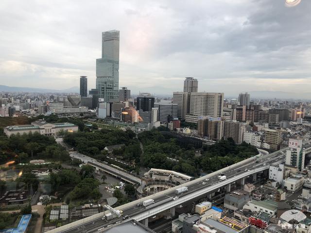 中国小伙入住日本最高的五星酒店,对比来看,这服务态度不得不服