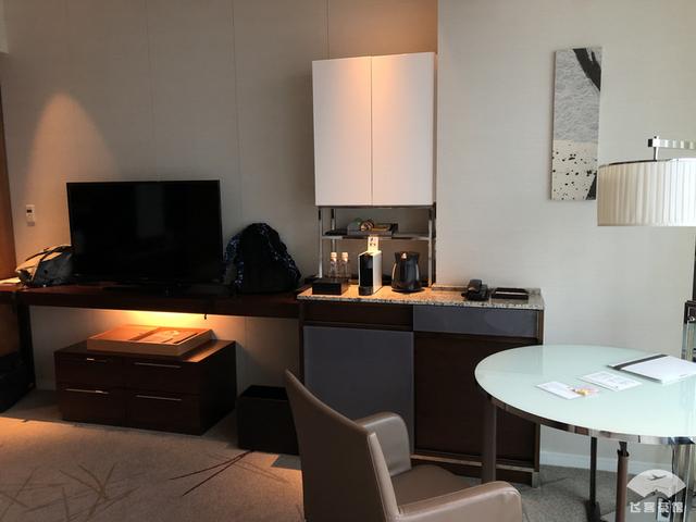 中国小伙入住日本最高的五星酒店,对比来看,这服务态度不得不服