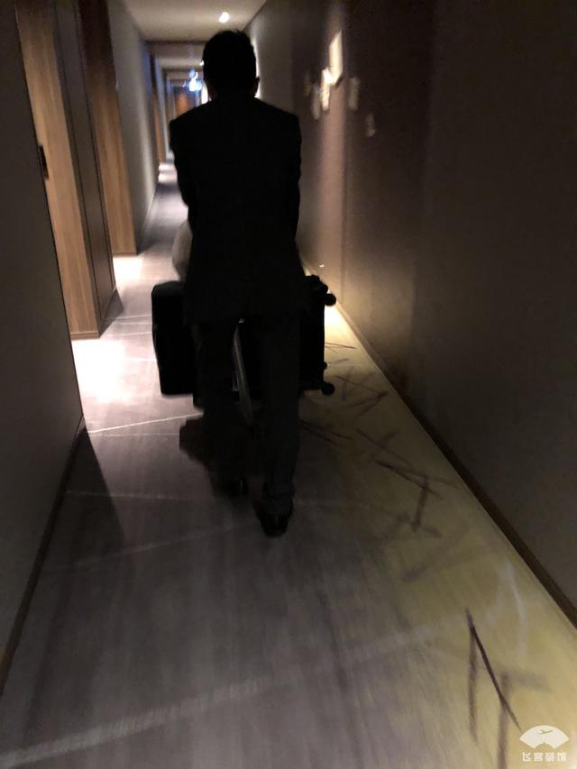 中国小伙入住日本最高的五星酒店,对比来看,这服务态度不得不服