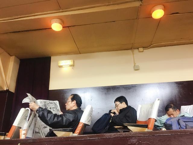 中国游客探秘日本地下电影院,里面都是流浪汉和不想回家的上班族