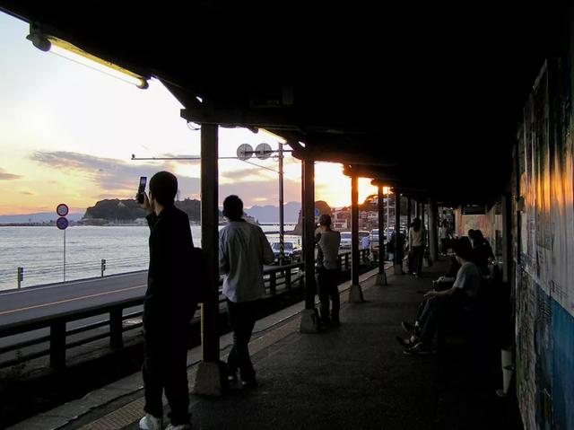 日本最好看的海,都藏在这些车站里