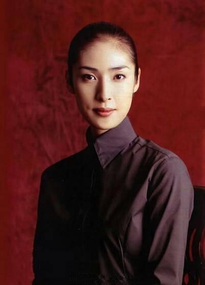 她是日本林青霞，年收入4亿，52岁不结婚，活出女人最羡慕的样子