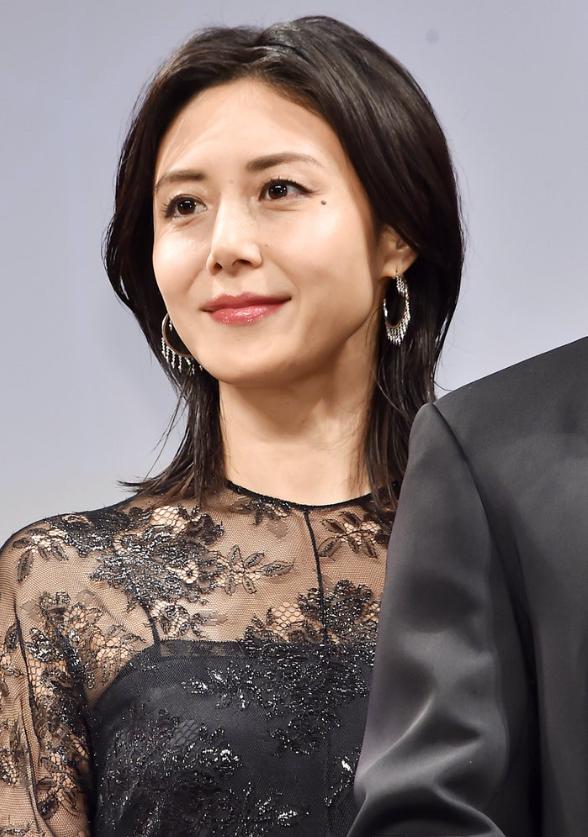 46岁松岛菜菜子优雅亮相,体型20年不变让人服气,无惧眼纹很从容