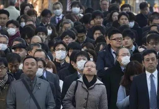 日本电视台采访出现震撼一幕，节目中断后，中国的反应太暖心了