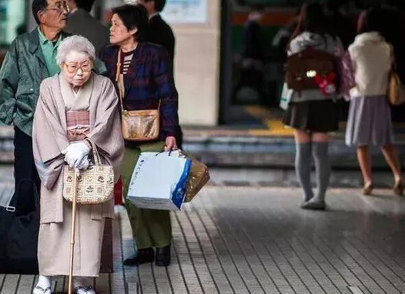 日本婚姻新趋势:娃比丈夫重要,老年流行“卒婚”,原因值得反思