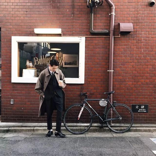 从未见过如此绅士又可爱的穿搭博主,堪称东京咖啡旅行活地图