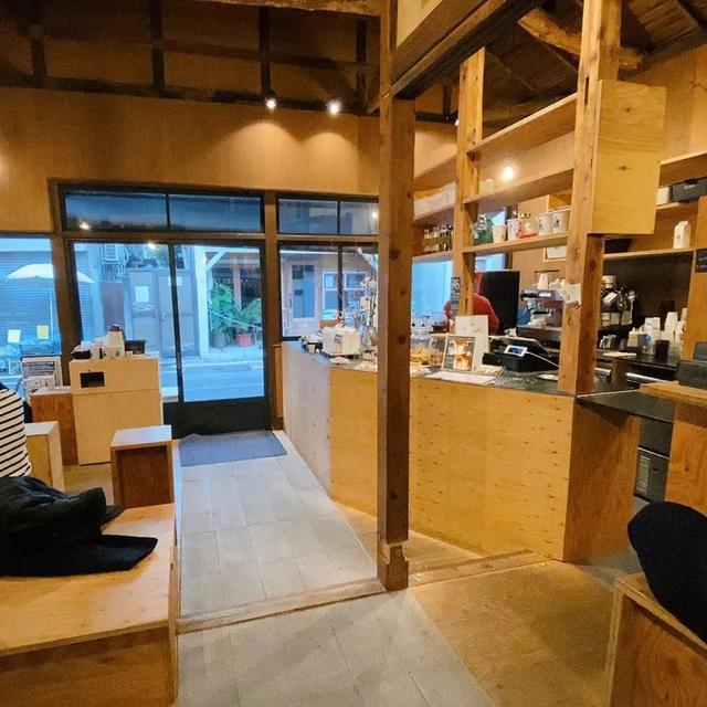 从未见过如此绅士又可爱的穿搭博主,堪称东京咖啡旅行活地图
