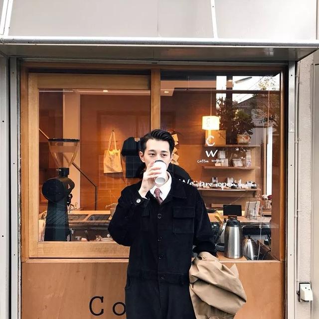 从未见过如此绅士又可爱的穿搭博主,堪称东京咖啡旅行活地图