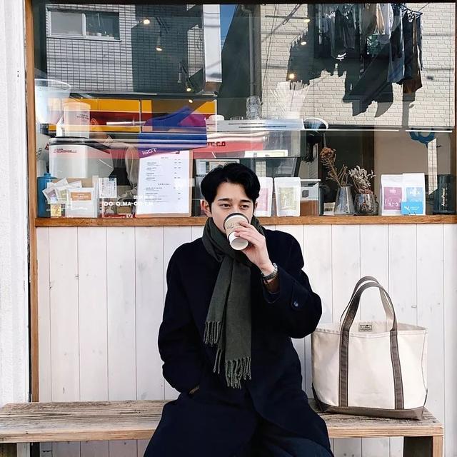 从未见过如此绅士又可爱的穿搭博主,堪称东京咖啡旅行活地图