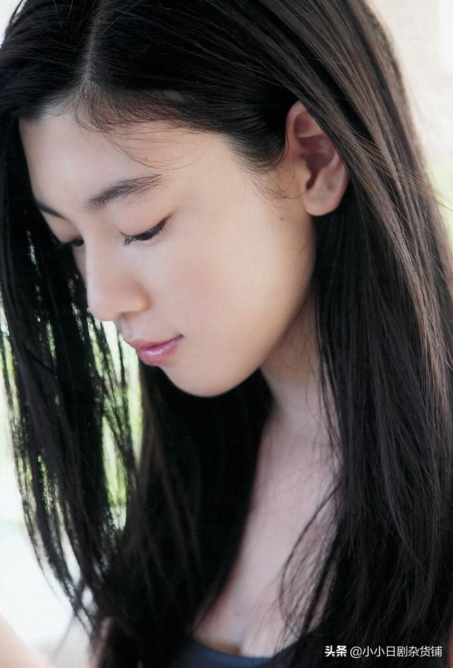 日剧小美女:对比一下,还是喜欢三吉彩花的黑长直