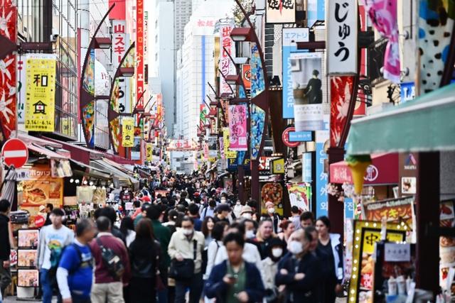 挤爆了!日本人赏樱花、逛街、围观奥运圣火,政府警告不管用