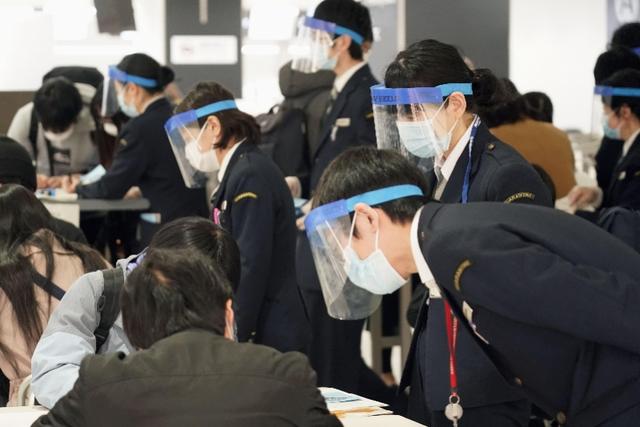 挤爆了!日本人赏樱花、逛街、围观奥运圣火,政府警告不管用