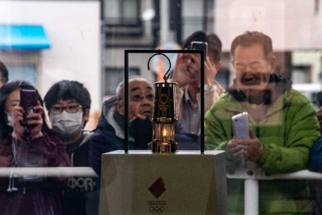 挤爆了!日本人赏樱花、逛街、围观奥运圣火,政府警告不管用