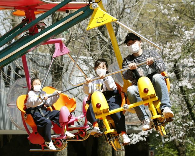 挤爆了!日本人赏樱花、逛街、围观奥运圣火,政府警告不管用