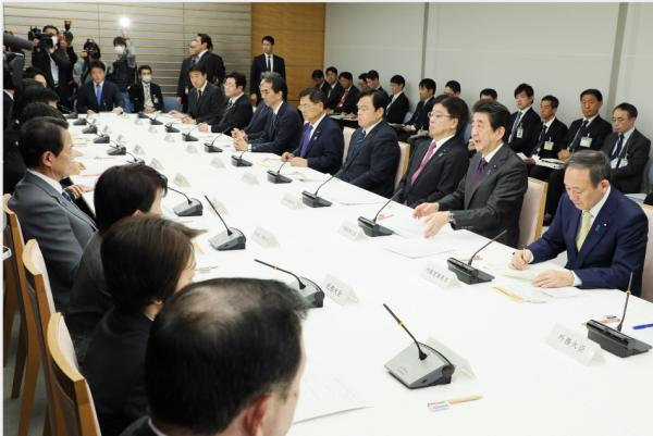 日本副首相麻生:不再与安倍同席开会 避免双双感染