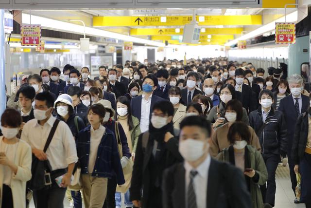 5月开始，日本向民众发放10万日元，旅日外国人也有份，疫情升级