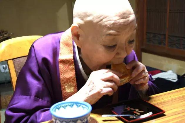 吃肉喝酒承认好色:这位96岁尼姑,成为日本年轻人最喜欢的网红