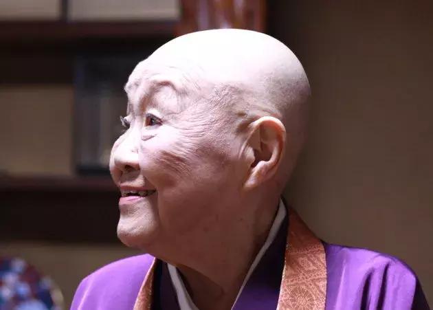 吃肉喝酒承认好色:这位96岁尼姑,成为日本年轻人最喜欢的网红