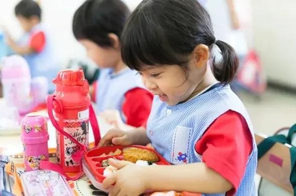 日本这个小孩火了!为什么在教育上,日本人从不手软?值得深思