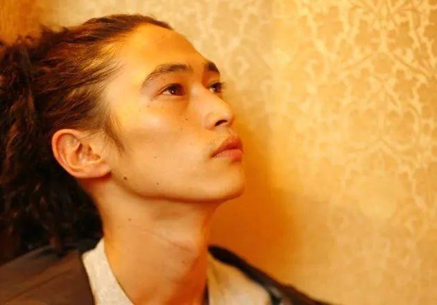 前妻是风俗女郎,爱子被疑不是亲生!这位日本最年轻的影帝,却活得比谁都通透…