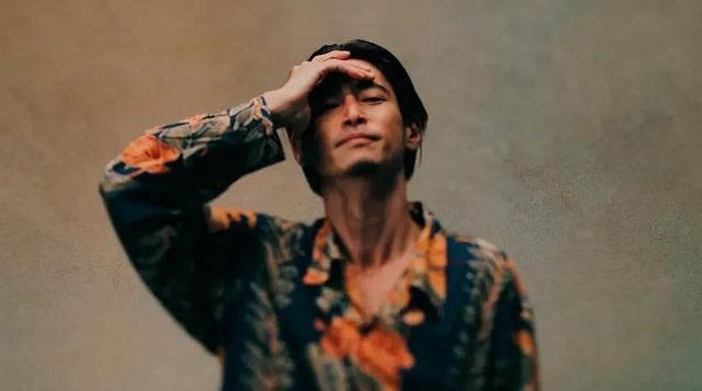 前妻是风俗女郎,爱子被疑不是亲生!这位日本最年轻的影帝,却活得比谁都通透…