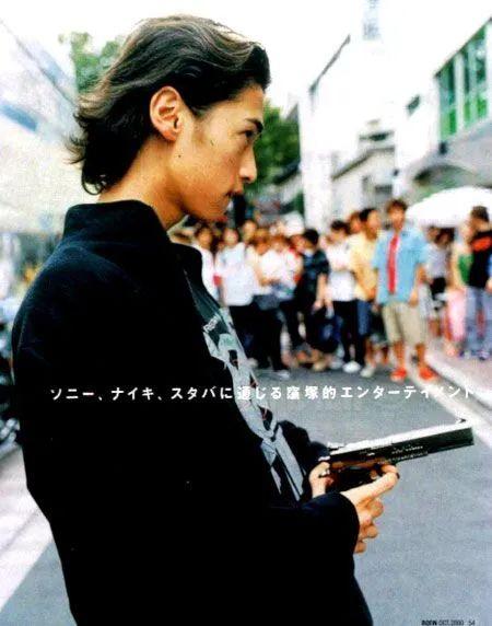 前妻是风俗女郎,爱子被疑不是亲生!这位日本最年轻的影帝,却活得比谁都通透…