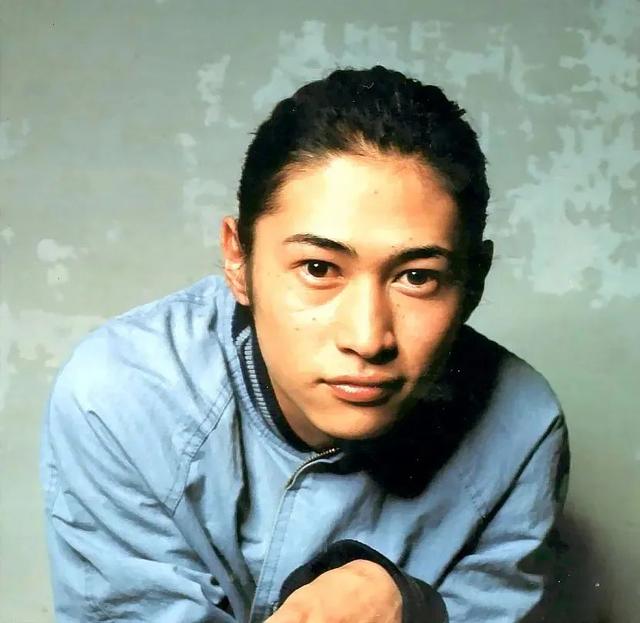 前妻是风俗女郎,爱子被疑不是亲生!这位日本最年轻的影帝,却活得比谁都通透…