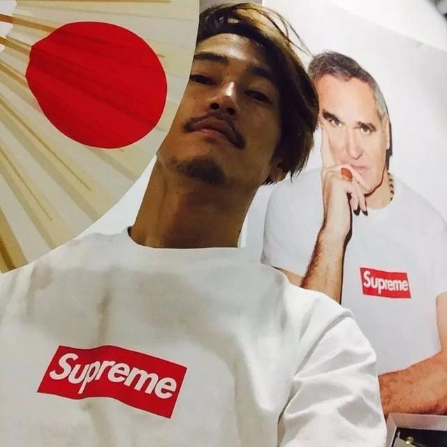 前妻是风俗女郎,爱子被疑不是亲生!这位日本最年轻的影帝,却活得比谁都通透…