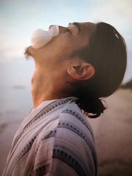 前妻是风俗女郎,爱子被疑不是亲生!这位日本最年轻的影帝,却活得比谁都通透…