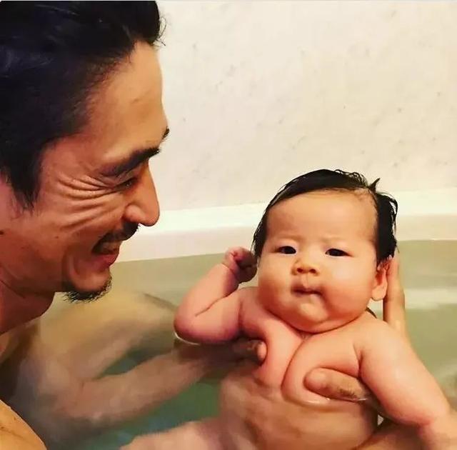 前妻是风俗女郎,爱子被疑不是亲生!这位日本最年轻的影帝,却活得比谁都通透…