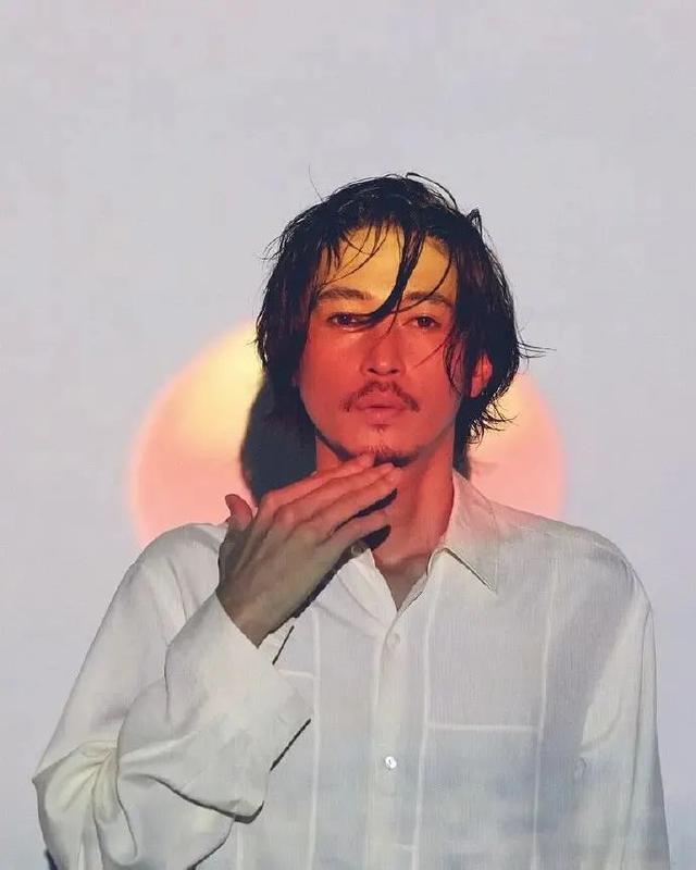 前妻是风俗女郎,爱子被疑不是亲生!这位日本最年轻的影帝,却活得比谁都通透…