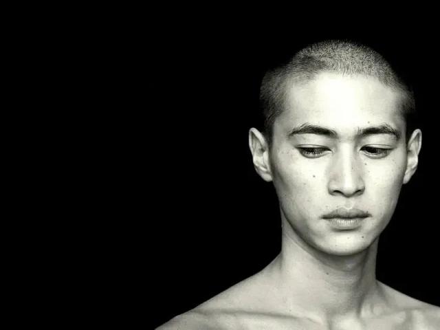 前妻是风俗女郎,爱子被疑不是亲生!这位日本最年轻的影帝,却活得比谁都通透…