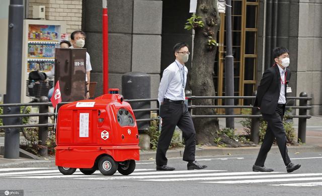 日本“邮差”机器人首次上路试验 预计2021年推广使用