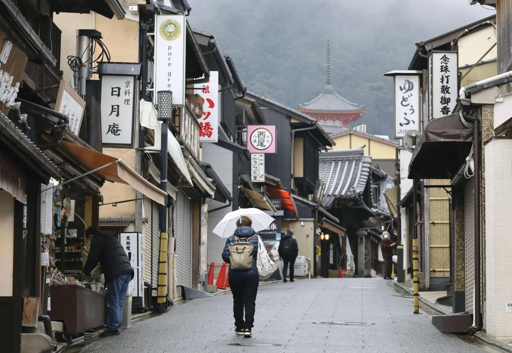 Few people are seen in the usually crowded street near Kiyomizu Temple in Kyoto on Monday, when the nationwide suspension of Go To Travel program began. | KYODO