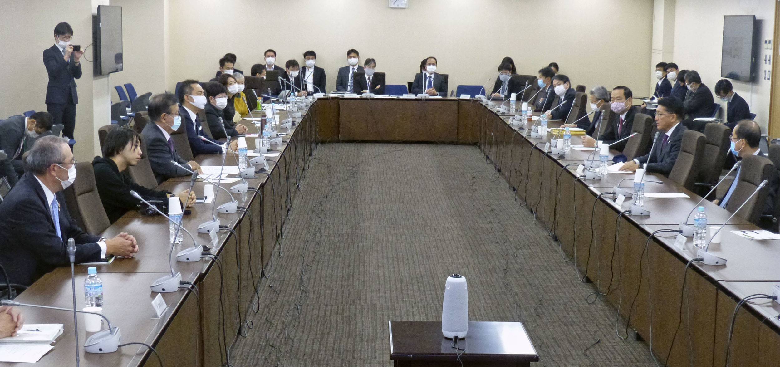 Ahead of the establishment of a digital agency, the government has held meetings with experts knowledgeable on the matter. | KYODO 