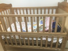 实木婴儿床带床单褥子，送床铃玩具