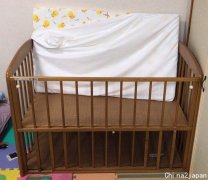 西川口免费出木质婴儿床 送床垫 床套  可背式折