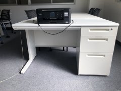 办公桌椅。打印机