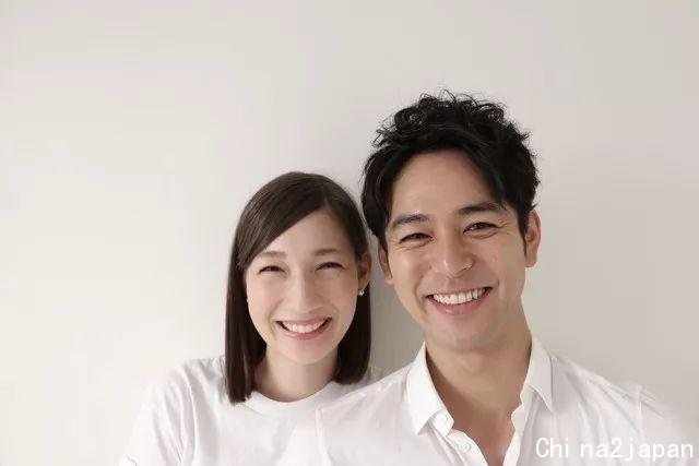 “国宝级”日本男星逆龄生长!看到她老婆后,一时不知道该羡慕谁