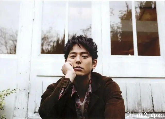 “国宝级”日本男星逆龄生长!看到她老婆后,一时不知道该羡慕谁